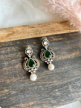 Load image into Gallery viewer, Emerald Daisy
