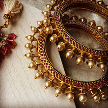 Load image into Gallery viewer, Ivory Pearls Kemp Pacheli Kangan
