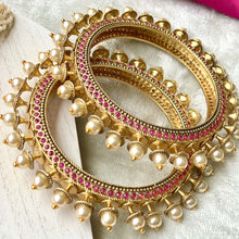 Load image into Gallery viewer, Ivory Pearls Kemp Pacheli Kangan
